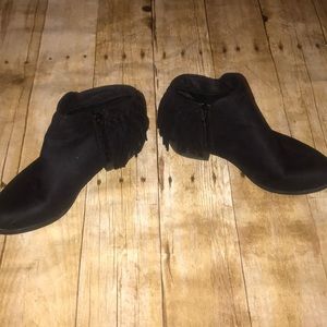 👶🏻SUGAR black suede bootie w/fringe 6 1/2